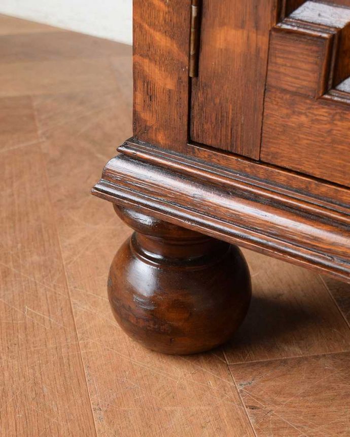 アンティークのチェスト　アンティーク家具　リビング収納にぴったりカップボードチェスト、英国輸入のアンティーク。女性1人でラクラク運べちゃう仕掛けHandleのアンティークは、脚の裏にフェルトキーパーをお付けしています。(q-1391-f)