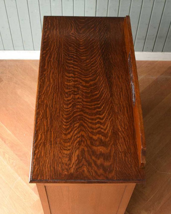 アンティークのチェスト　アンティーク家具　リビング収納にぴったりカップボードチェスト、英国輸入のアンティーク。何を置こうかな･･･？上から見ると、天板はこんな感じです。(q-1391-f)