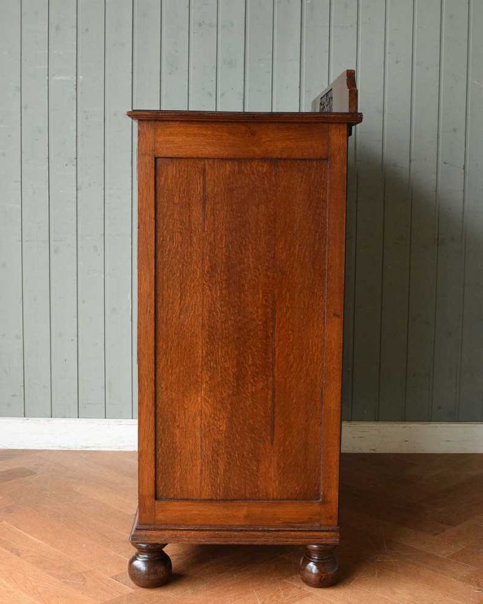 アンティークのチェスト　アンティーク家具　リビング収納にぴったりカップボードチェスト、英国輸入のアンティーク。横顔だってカッコいい横から見るとこんな感じです。(q-1391-f)