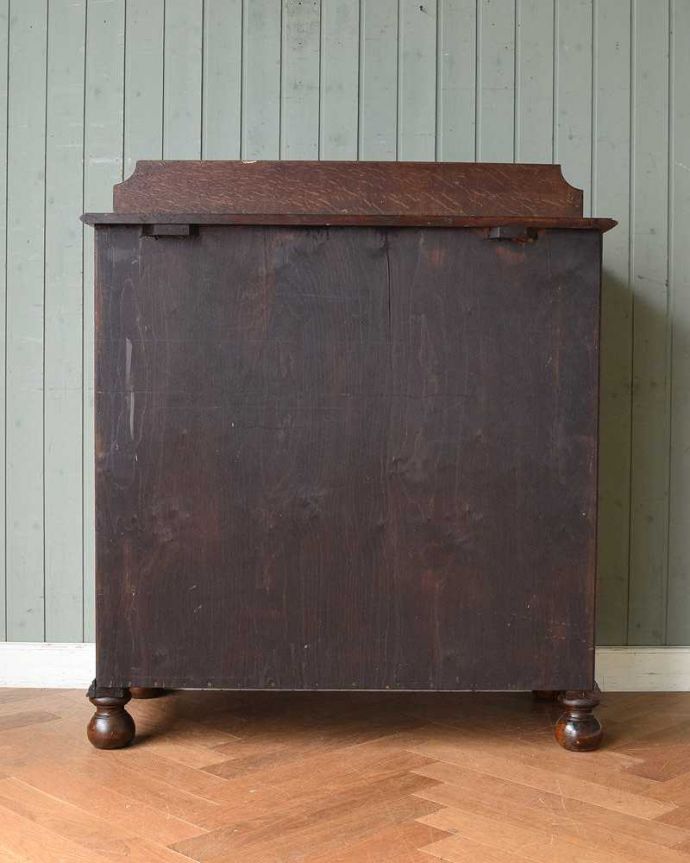 アンティークのチェスト　アンティーク家具　リビング収納にぴったりカップボードチェスト、英国輸入のアンティーク。後ろ姿にも自信アリ！アンティークは新品ではないので、経年変化によるキズはありますが、専門の職人がキレイに修復したので後ろ姿にも自信があります。(q-1391-f)
