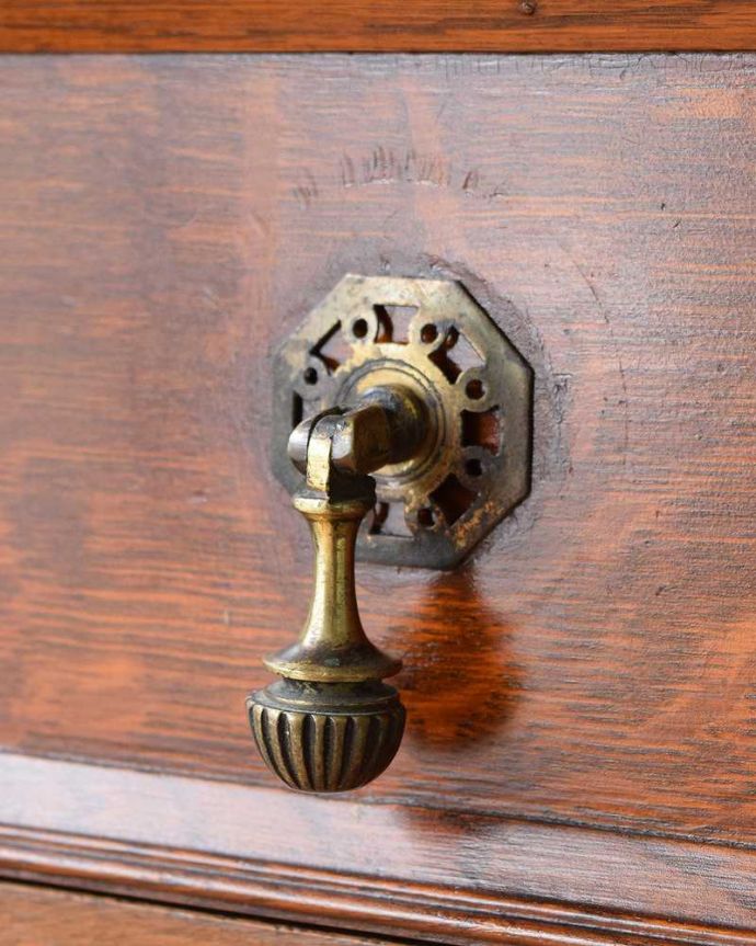 アンティークのチェスト　アンティーク家具　リビング収納にぴったりカップボードチェスト、英国輸入のアンティーク。大切なものも収納出来ますおとぎ話に出てくるような可愛いアンティークの鍵が付いています。(q-1391-f)