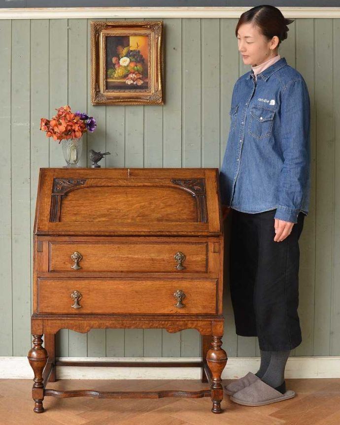 ビューロー　アンティーク家具　イギリスから輸入したアンティーク家具、オーク材の ライティングビューロー。英国らしいドッシリとした落ち着いた雰囲気が自慢扉を開くだけでデスクになっちゃうビューロー。(q-1392-f)