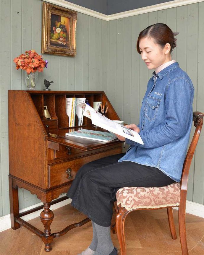 ビューロー　アンティーク家具　イギリスから輸入したアンティーク家具、オーク材の ライティングビューロー。扉を前に倒すだけで、あっという間に自分だけの場所扉の部分を前に倒すと、あっという間にデスクに早変わり。(q-1392-f)