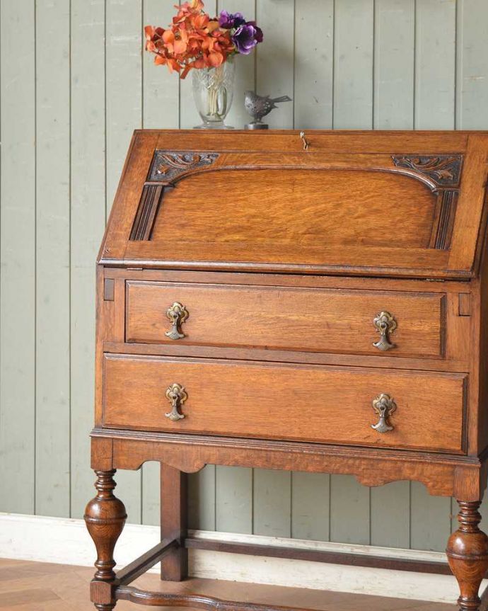 ビューロー　アンティーク家具　イギリスから輸入したアンティーク家具、オーク材の ライティングビューロー。英国アンティークらしい木目の美しさ自慢はアンティークだから手に入る木目の美しさ。(q-1392-f)