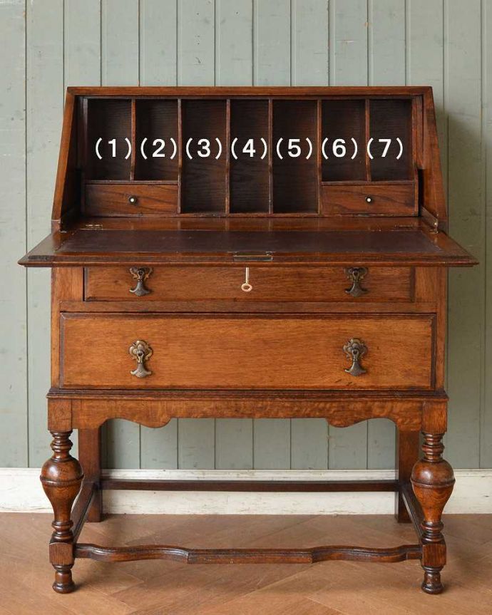 ビューロー　アンティーク家具　イギリスから輸入したアンティーク家具、オーク材の ライティングビューロー。細かく仕切られた中身にうっとり扉の中身はこんなに細かく仕切られています。(q-1392-f)