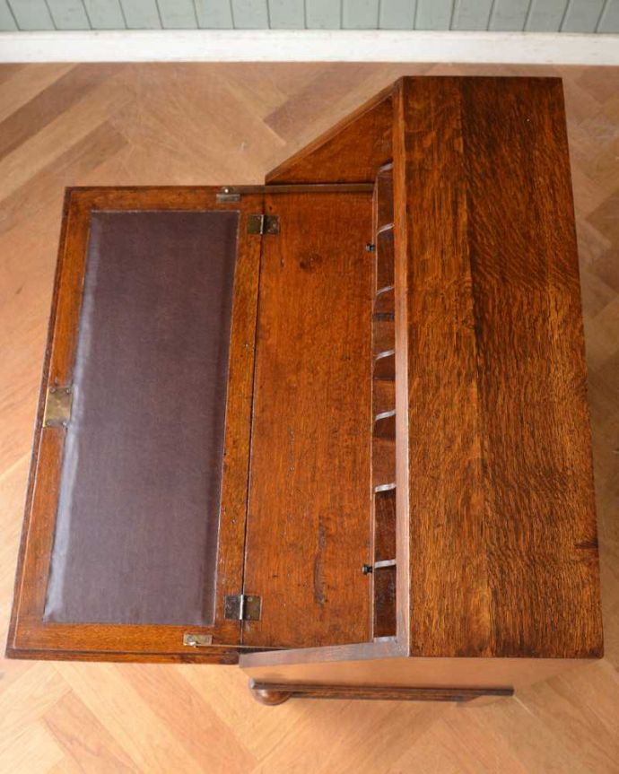 ビューロー　アンティーク家具　イギリスから輸入したアンティーク家具、オーク材の ライティングビューロー。デスクの部分を上から見ると･･･天板部分の塗装も専門の職人がしっかりキレイに修復したので、こんなにキレイです。(q-1392-f)