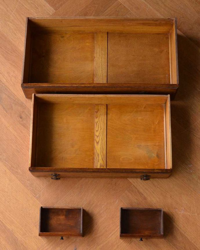 ビューロー　アンティーク家具　イギリスから輸入したアンティーク家具、オーク材の ライティングビューロー。引き出しの中もキレイに仕上げましたもちろん、引き出しの中もキレイに修復したので、実用的にいろんなものを収納してお使い下さい。(q-1392-f)