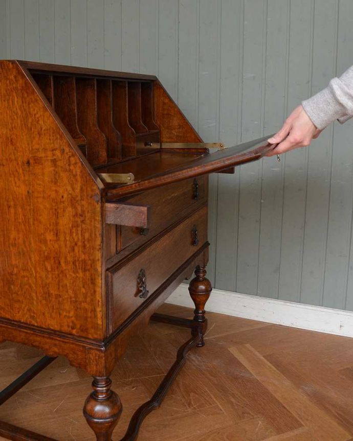 ビューロー　アンティーク家具　イギリスから輸入したアンティーク家具、オーク材の ライティングビューロー。扉を前に倒すと･･･ビューロー部分の扉は簡単に前に倒せます。(q-1392-f)