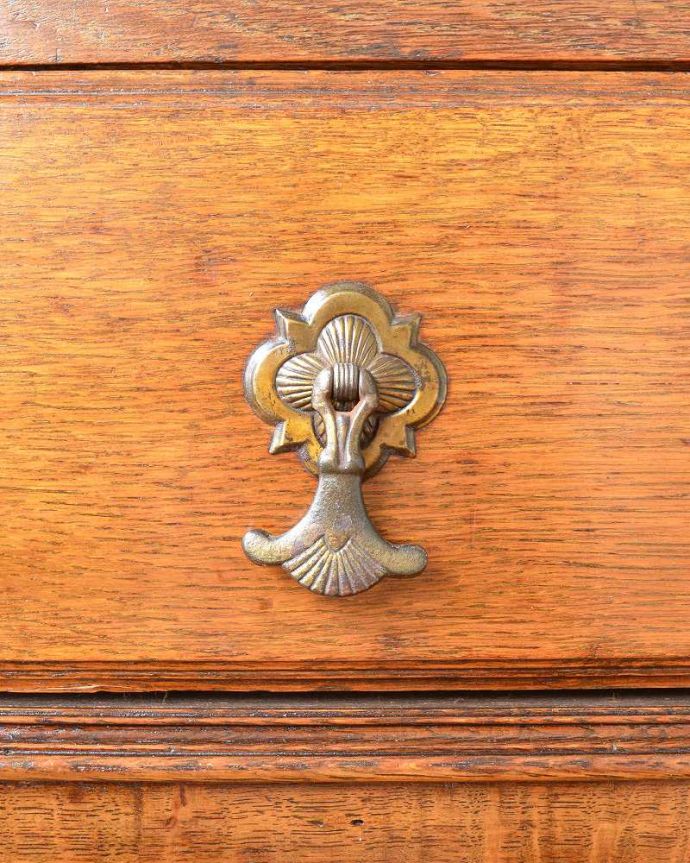 ビューロー　アンティーク家具　イギリスから輸入したアンティーク家具、オーク材の ライティングビューロー。アンティークらしい取っ手取っ手にもこだわりが感じられます。(q-1392-f)