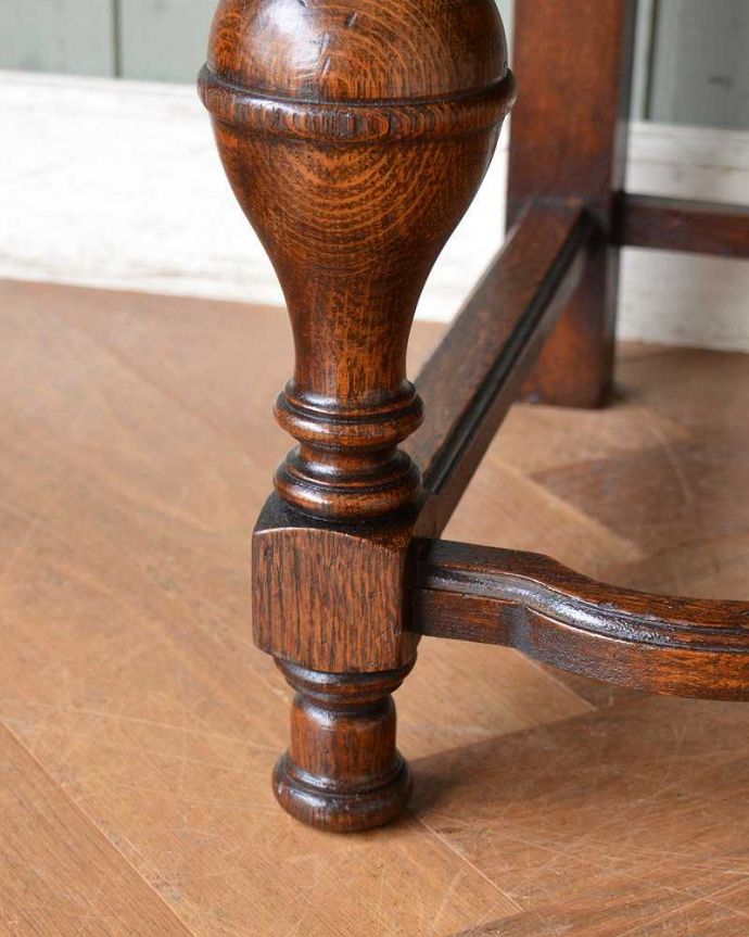 ビューロー　アンティーク家具　イギリスから輸入したアンティーク家具、オーク材の ライティングビューロー。女性１人でラクラ運べちゃうんですHandleのアンティークは、脚の裏にフェルトキーパーをお付けしています。(q-1392-f)