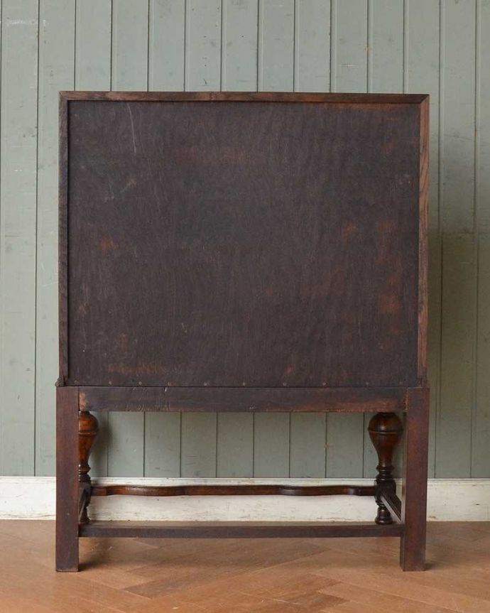 ビューロー　アンティーク家具　イギリスから輸入したアンティーク家具、オーク材の ライティングビューロー。後ろ姿もキレイですアンティークは新品ではないので、もちろん経年変化によるキズはありますが、見えない所も専門の職人がしっかり修復しました。(q-1392-f)