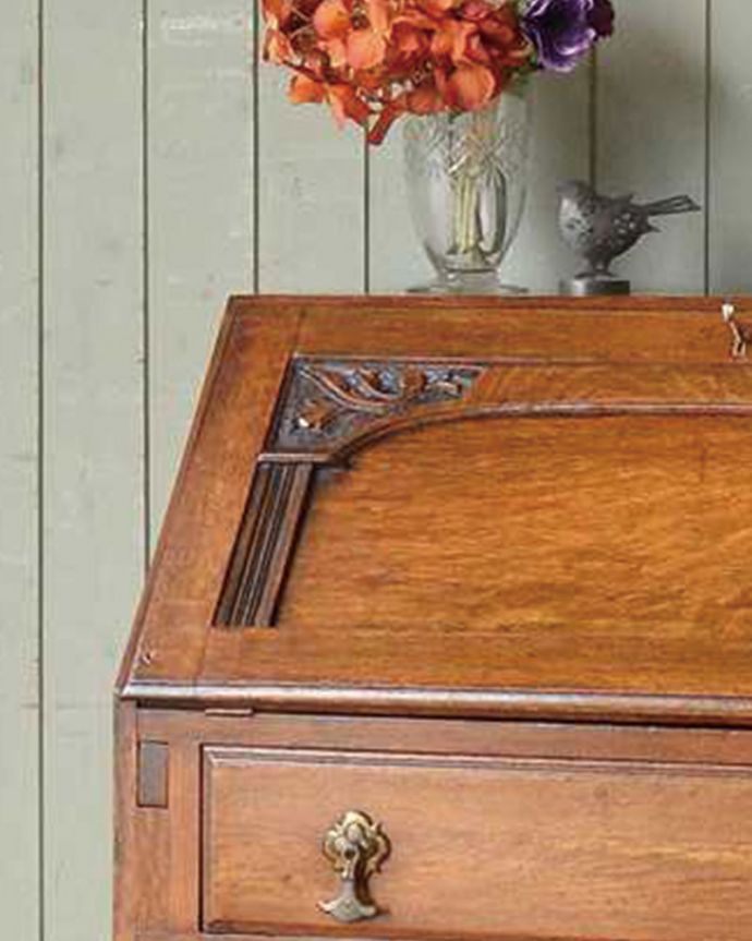 ビューロー　アンティーク家具　イギリスから輸入したアンティーク家具、オーク材の ライティングビューロー。惚れ惚れしちゃう美しさこんなに堅い無垢材に一体どうやって彫ったんだろう？と不思議になるくらい細かい彫にうっとりです。(q-1392-f)