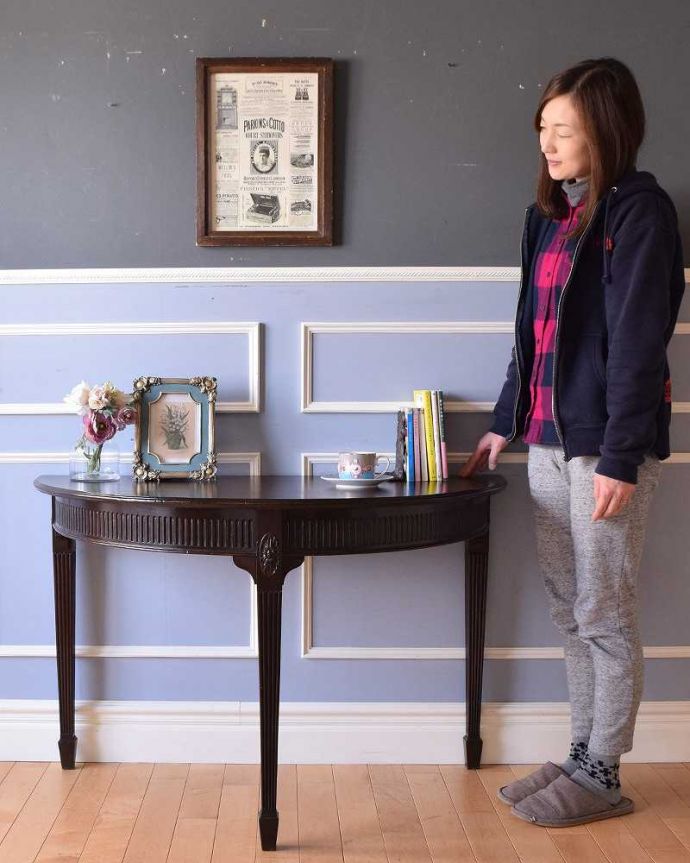 アンティークのテーブル アンティーク家具 イギリス輸入のアンティーク家具、お花の彫りが刻まれたコンソールテーブル。壁にピタッと付けるだけで出来るおしゃれコーナーハーフムーン型のコンソールテーブルは見せる場所を作ってくれる最強のアンティーク家具。(q-1393-f)