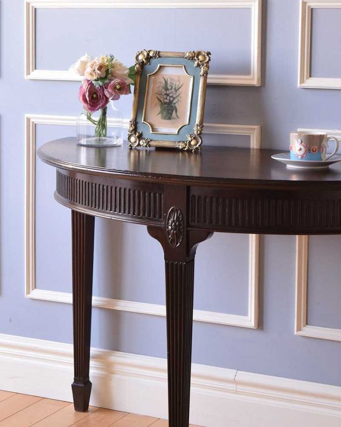 アンティークのテーブル アンティーク家具 イギリス輸入のアンティーク家具、お花の彫りが刻まれたコンソールテーブル。美しいデザインが印象的実用性を求めない見せ場を作ってくれるコンソールは、何より見た目が重要。(q-1393-f)