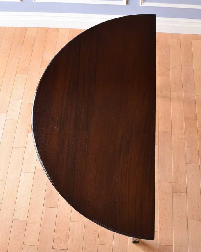 アンティークのテーブル アンティーク家具 イギリス輸入のアンティーク家具、お花の彫りが刻まれたコンソールテーブル。上から見ると半分のお月様が見えますハーフムーン(半月型)の天板には、何を置いても素敵に魅せてくれる力があります。(q-1393-f)