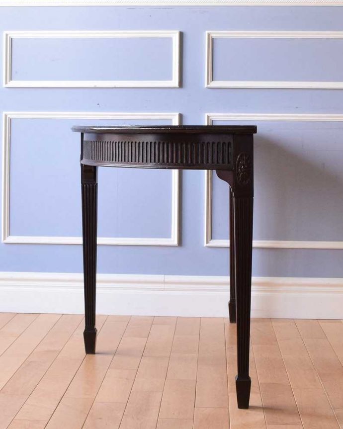 アンティークのテーブル アンティーク家具 イギリス輸入のアンティーク家具、お花の彫りが刻まれたコンソールテーブル。グルッと180度。(q-1393-f)