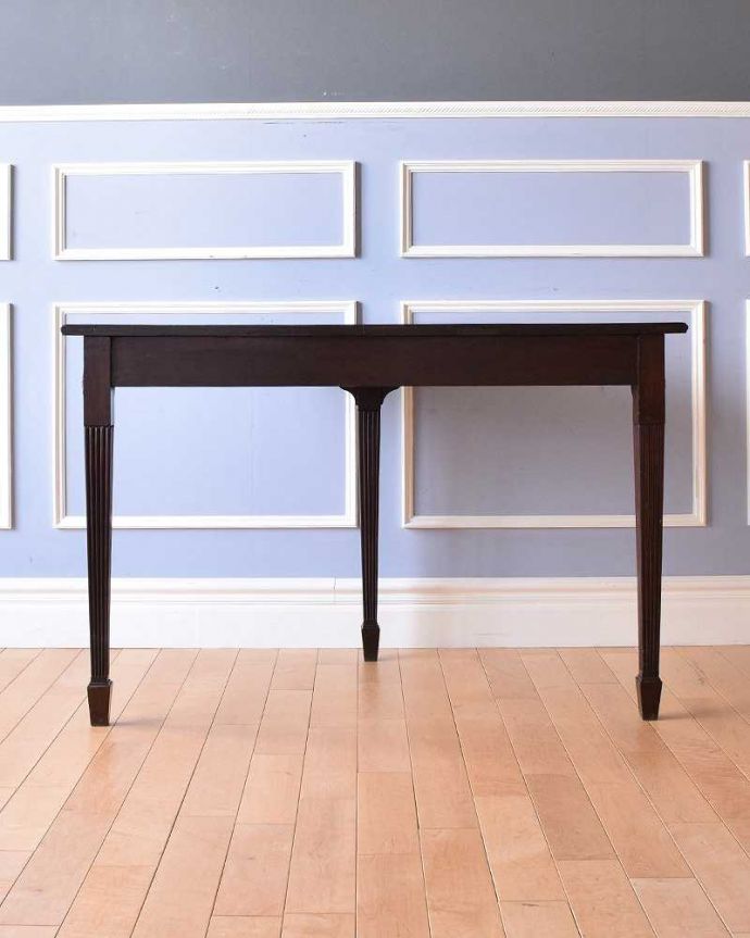 アンティークのテーブル アンティーク家具 イギリス輸入のアンティーク家具、お花の彫りが刻まれたコンソールテーブル。後ろ姿にも自信があります。(q-1393-f)