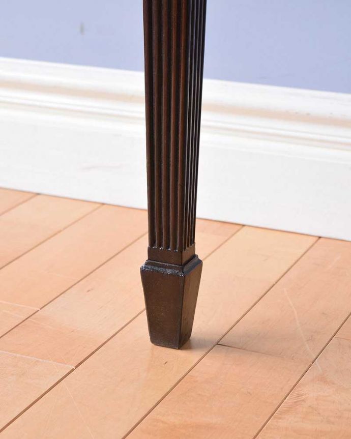 アンティークのテーブル アンティーク家具 イギリス輸入のアンティーク家具、お花の彫りが刻まれたコンソールテーブル。持ち上げなくても移動できます!Handleのアンティークは、脚の裏にフェルトキーパーをお付けしていますので、床を滑らせてれば女性1人でも移動が簡単です。(q-1393-f)