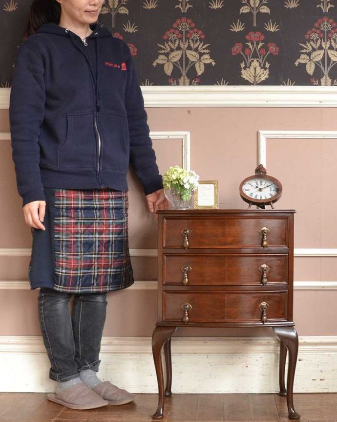 アンティークのチェスト　アンティーク家具　小さくてもお部屋の主役になる英国家具、 美しいアンティークベッドサイドチェスト。小さくても一人前。(q-1395-f)