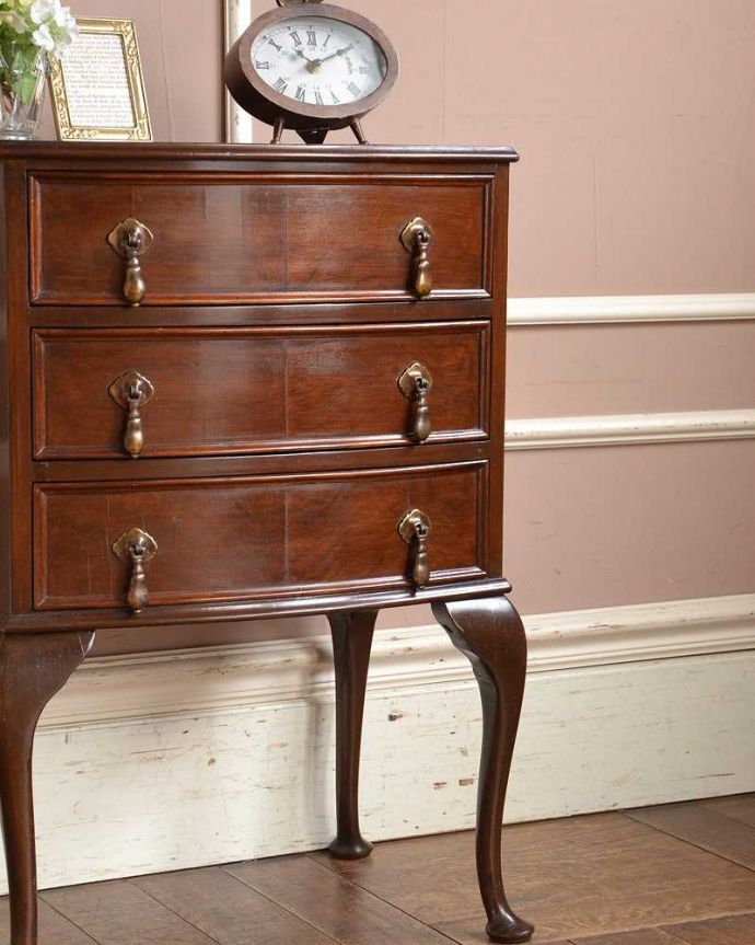 アンティークのチェスト　アンティーク家具　小さくてもお部屋の主役になる英国家具、 美しいアンティークベッドサイドチェスト。木目で勝負！アンティークだから手に入る素材のよさシンプルなデザインなのに惹きつけられちゃう一番の魅力は、やはり使われている素材。(q-1395-f)