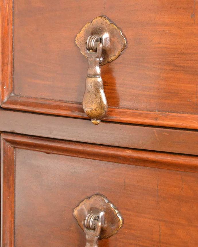 アンティークのチェスト　アンティーク家具　小さくてもお部屋の主役になる英国家具、 美しいアンティークベッドサイドチェスト。アンティークらしい取っ手取っ手のデザインまで高級感があるアンティーク家具。(q-1395-f)