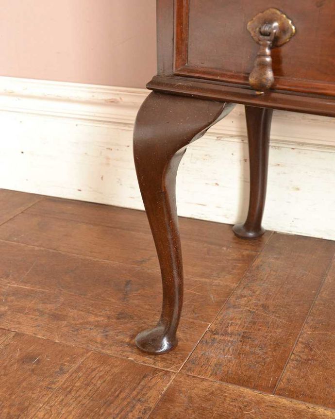 アンティークのチェスト　アンティーク家具　小さくてもお部屋の主役になる英国家具、 美しいアンティークベッドサイドチェスト。女性1人でラクラク運べちゃう仕掛けHandleのアンティーク家具は、脚の裏にフェルトキーパーをお付けしています。(q-1395-f)