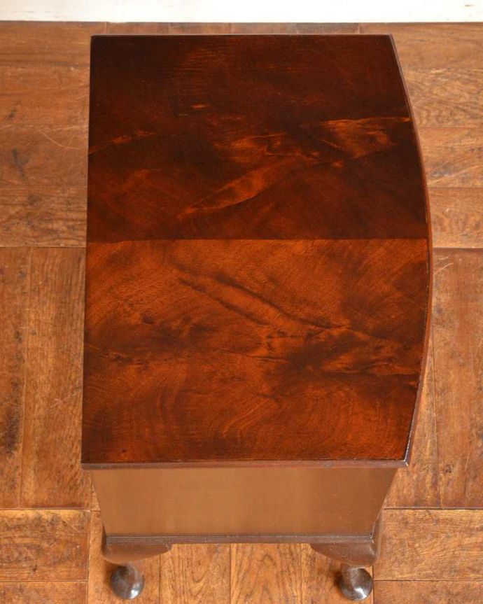 アンティークのチェスト　アンティーク家具　小さくてもお部屋の主役になる英国家具、 美しいアンティークベッドサイドチェスト。ピカピカに仕上げましたベッドやソファの横でモノを置いて使えるように、修復する時、天板の塗装もキレイに仕上げました。(q-1395-f)