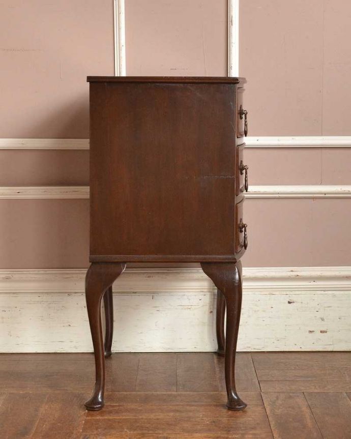 アンティークのチェスト　アンティーク家具　小さくてもお部屋の主役になる英国家具、 美しいアンティークベッドサイドチェスト。横から見てもキレイですもちろん、横顔だってキレイ！どこから見ても絵になります。(q-1395-f)