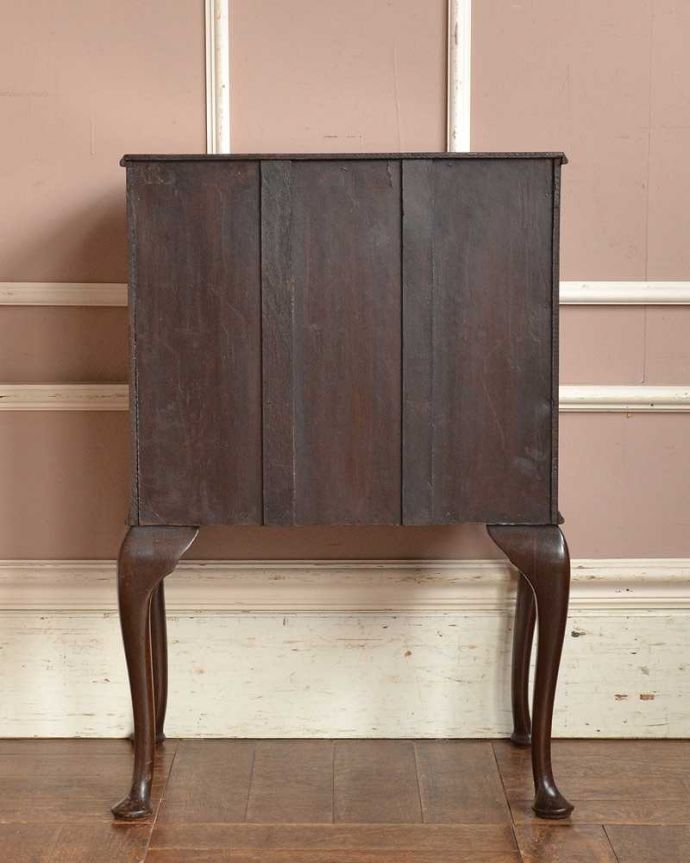 アンティークのチェスト　アンティーク家具　小さくてもお部屋の主役になる英国家具、 美しいアンティークベッドサイドチェスト。後ろ姿も見て下さいアンティークは新品ではないので、もちろん経年変化によるキズはありますが、専門の職人が修復しました。(q-1395-f)