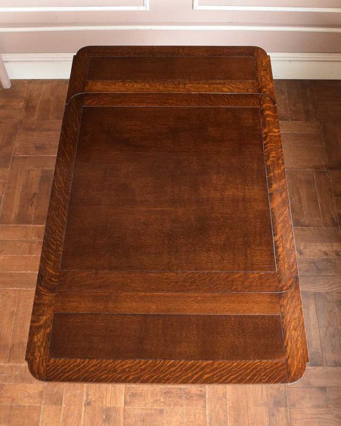 アンティークのテーブル　アンティーク家具　アンティーク英国家具、重厚な脚の装飾が美しいドローリーフテーブル（伸張式テーブル） 。やっぱりテーブルは天板が重要全部開いた状態で天板を上から見てみるとこんな感じです。(q-1396-f)