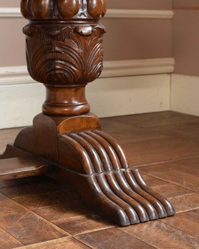 アンティークのテーブル　アンティーク家具　アンティーク英国家具、重厚な脚の装飾が美しいドローリーフテーブル（伸張式テーブル） 。持ち上げなくても移動できます！Handleのアンティークは、脚の裏にフェルトキーパーをお付けしていますので、持ち上げなくても床を滑らせて移動させることが出来ます。(q-1396-f)