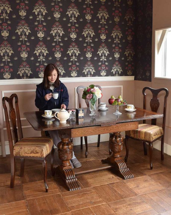 アンティークのテーブル　アンティーク家具　アンティーク英国家具、重厚な脚の装飾が美しいドローリーフテーブル（伸張式テーブル） 。3通りの大きさで使える便利なテーブル天板の下に隠れているリーフを引っ張り出せばあっという間に大きくなっちゃうドローリーフテーブル。(q-1396-f)