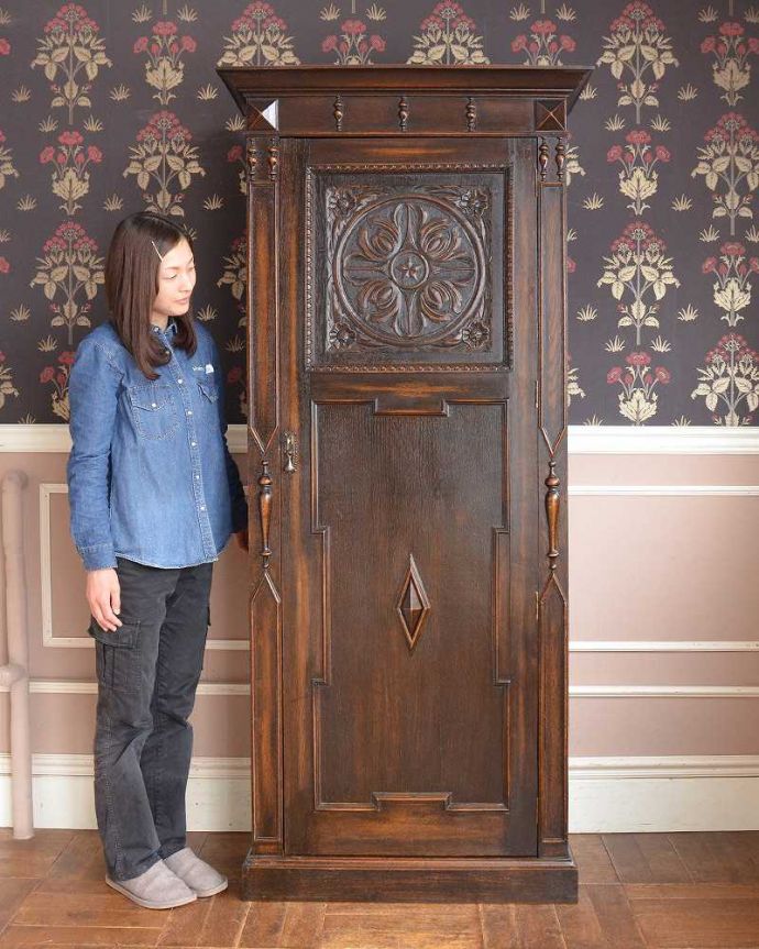 ワードローブ　アンティーク家具　英国らしい紳士のアンティーク家具、扉の装飾が美しいワードローブ（ホールローブ）。実は隠れた人気モノのアンティークアンティーク家具の中でリクエストが多いワードローブ。(q-1397-f)