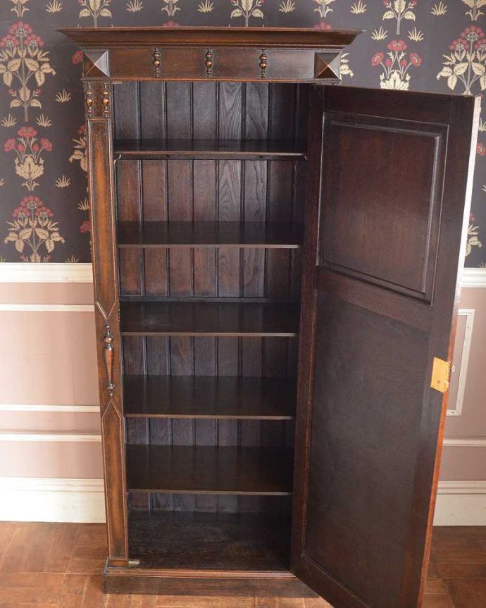 ワードローブ　アンティーク家具　英国らしい紳士のアンティーク家具、扉の装飾が美しいワードローブ（ホールローブ）。扉を開けて中を見ると･･･こんな感じで、たっぷり収納できます。(q-1397-f)