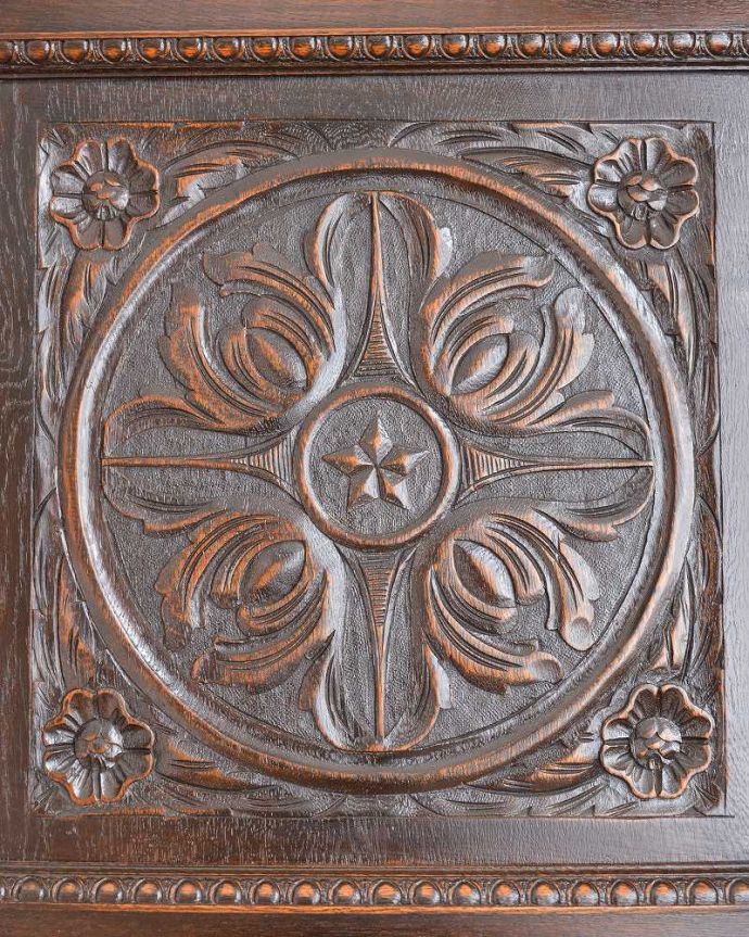 ワードローブ　アンティーク家具　英国らしい紳士のアンティーク家具、扉の装飾が美しいワードローブ（ホールローブ）。扉を彩る装飾やっぱり魅力は扉の装飾。(q-1397-f)