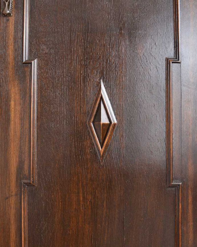 ワードローブ　アンティーク家具　英国らしい紳士のアンティーク家具、扉の装飾が美しいワードローブ（ホールローブ）。惚れ惚れしちゃう美しさこんなに堅い無垢材に一体どうやって彫ったんだろう？と不思議になるくらい細かい彫にうっとりです。(q-1397-f)