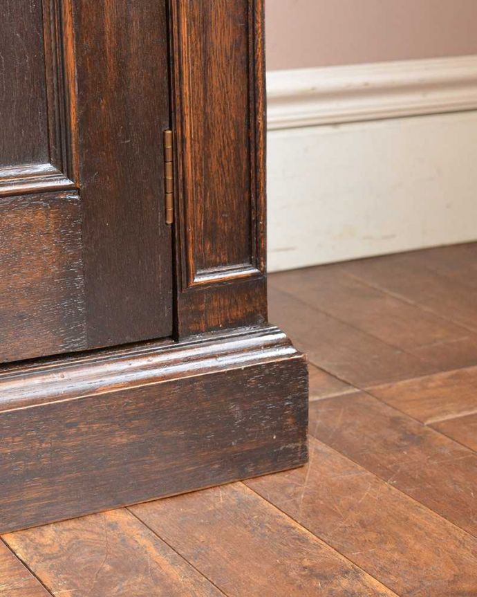 ワードローブ　アンティーク家具　英国らしい紳士のアンティーク家具、扉の装飾が美しいワードローブ（ホールローブ）。女性でも運べちゃう理由は･･･Handleのアンティークは、脚の裏にフェルトキーパーをお付けしていますので、重い家具でも床を滑らせて移動出来ます。(q-1397-f)
