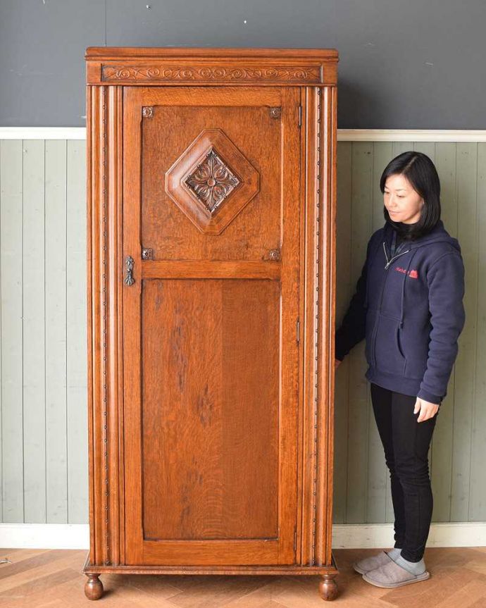 ワードローブ　アンティーク家具　お花の彫刻が素敵な家具、棚板がたっぷりと付いたアンティークホールローブ（ワードローブ）。実は隠れた人気モノのアンティークアンティーク家具の中でリクエストが多いワードローブ。(q-1398-f)