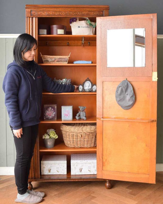 ワードローブ　アンティーク家具　お花の彫刻が素敵な家具、棚板がたっぷりと付いたアンティークホールローブ（ワードローブ）。何を収納しようかな？たっぷり収納できるように中に棚板を作りました。(q-1398-f)