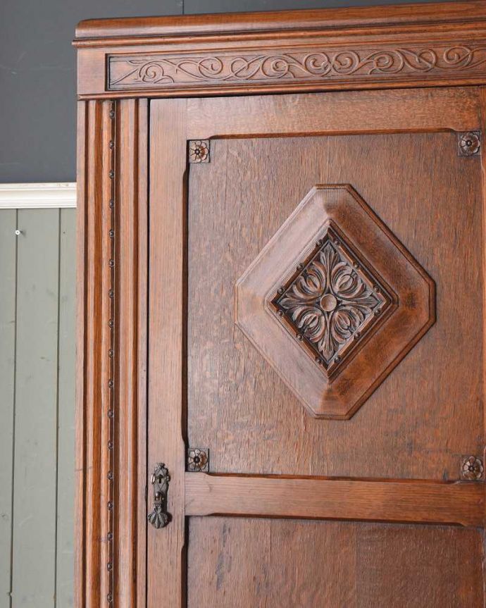 ワードローブ　アンティーク家具　お花の彫刻が素敵な家具、棚板がたっぷりと付いたアンティークホールローブ（ワードローブ）。アンティークらしい装飾が魅力サイズの大きい家具だからこそ、やっぱり美しい装飾がアンティークの魅力。(q-1398-f)