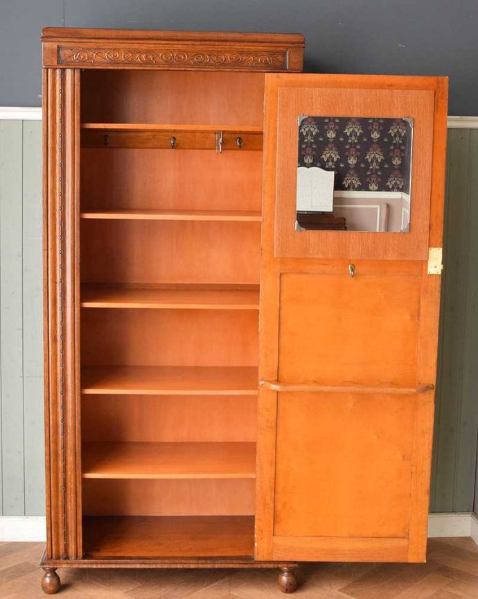 ワードローブ　アンティーク家具　お花の彫刻が素敵な家具、棚板がたっぷりと付いたアンティークホールローブ（ワードローブ）。扉を開けて中を見ると･･･こんな感じで、たっぷり収納できます。(q-1398-f)