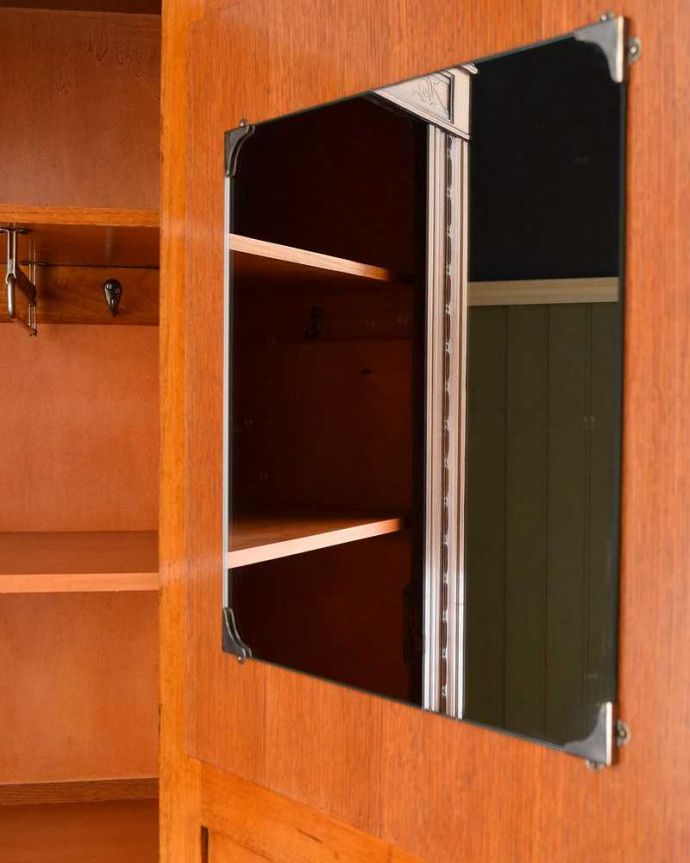 ワードローブ　アンティーク家具　お花の彫刻が素敵な家具、棚板がたっぷりと付いたアンティークホールローブ（ワードローブ）。身だしなみを整えて･･･ミラーも付いています。(q-1398-f)