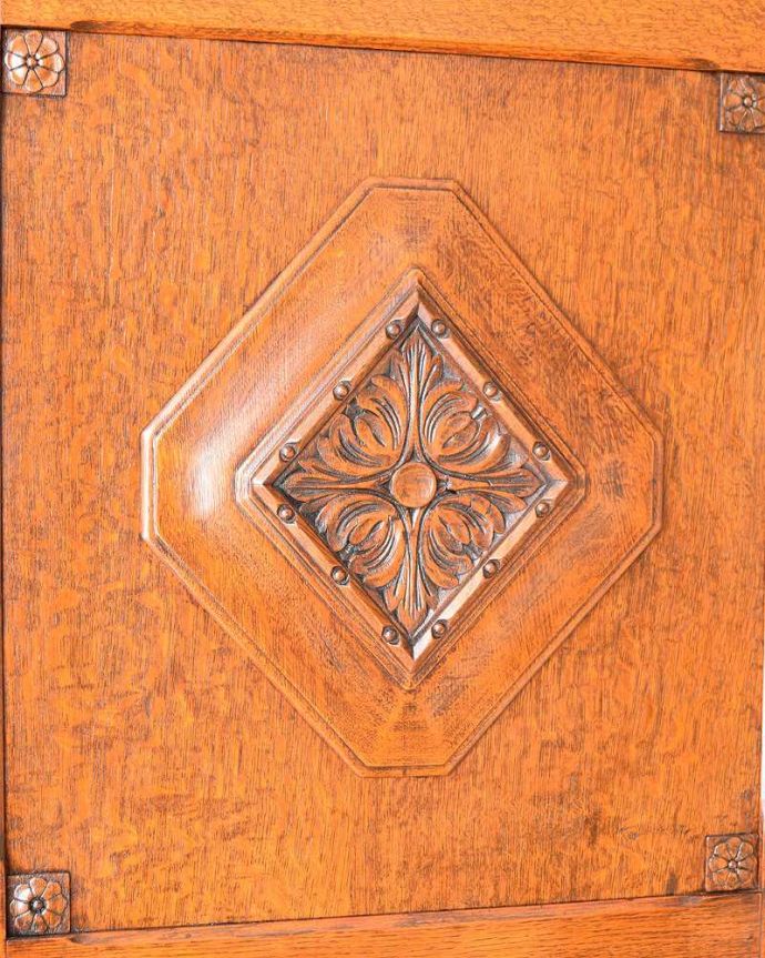 ワードローブ　アンティーク家具　お花の彫刻が素敵な家具、棚板がたっぷりと付いたアンティークホールローブ（ワードローブ）。扉を彩る装飾やっぱり魅力は扉の装飾。(q-1398-f)