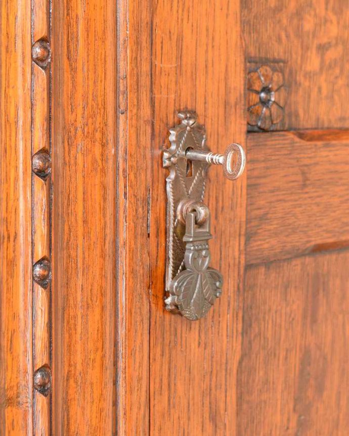 ワードローブ　アンティーク家具　お花の彫刻が素敵な家具、棚板がたっぷりと付いたアンティークホールローブ（ワードローブ）。鍵を使って開けてみましょうアンティークの鍵が付いています。(q-1398-f)