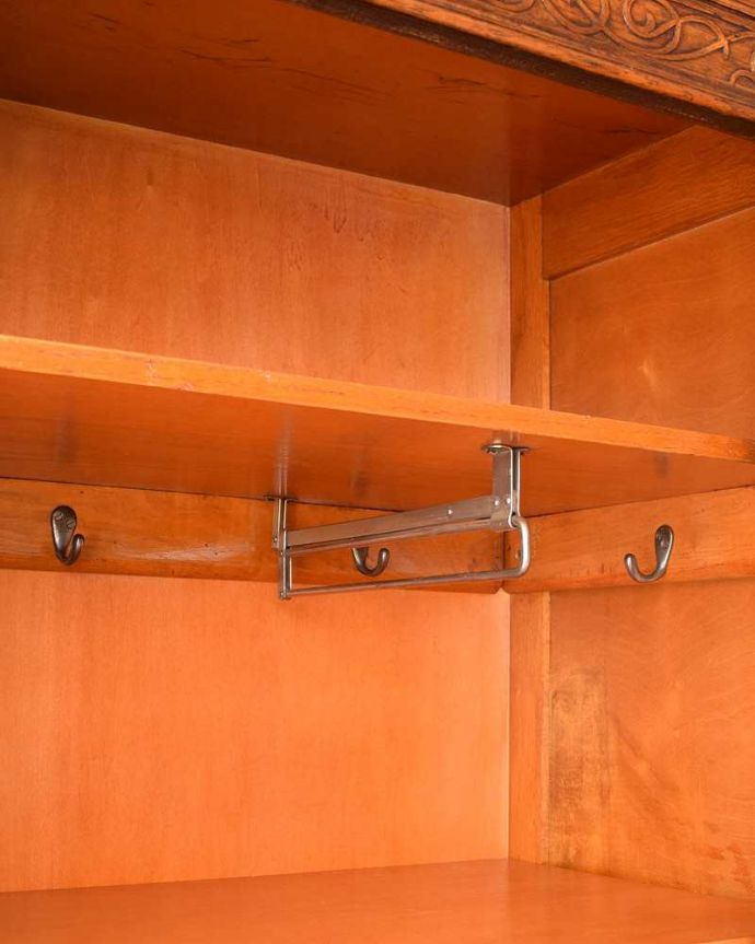 ワードローブ　アンティーク家具　お花の彫刻が素敵な家具、棚板がたっぷりと付いたアンティークホールローブ（ワードローブ）。お洋服を掛ける場所棚板を外したらハンガーでお洋服をかけることも出来ます。(q-1398-f)