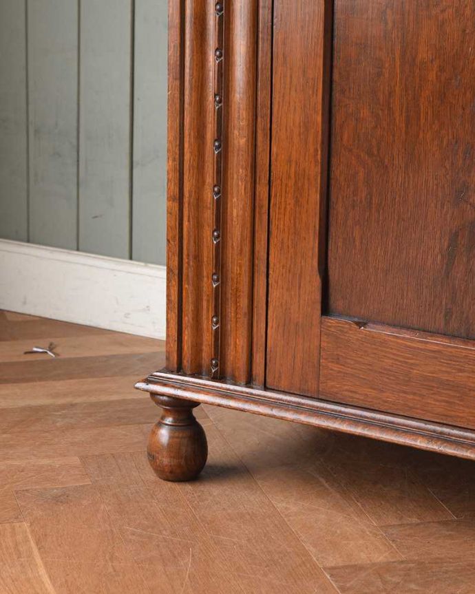 ワードローブ　アンティーク家具　お花の彫刻が素敵な家具、棚板がたっぷりと付いたアンティークホールローブ（ワードローブ）。女性でも運べちゃう理由は･･･Handleのアンティークは、脚の裏にフェルトキーパーをお付けしていますので、重い家具でも床を滑らせて移動出来ます。(q-1398-f)