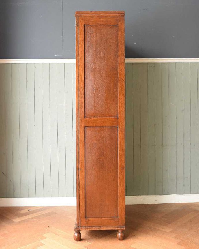 ワードローブ　アンティーク家具　お花の彫刻が素敵な家具、棚板がたっぷりと付いたアンティークホールローブ（ワードローブ）。横から見た姿もステキ正面だけじゃなく横から見るとこんな感じです。(q-1398-f)