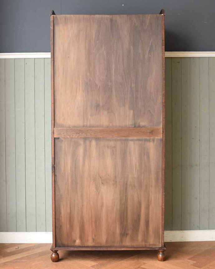 ワードローブ　アンティーク家具　お花の彫刻が素敵な家具、棚板がたっぷりと付いたアンティークホールローブ（ワードローブ）。実は後ろ姿もキレイなんです。(q-1398-f)