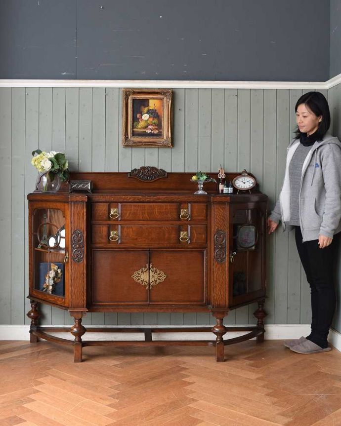 サイドボード アンティーク家具 ガラスの扉も付いた、英国のめずらしいアンティークサイドボード。英国アンティーク家具らしい重厚なオトナの美しさ重厚感のあるドッシリとした雰囲気の彫がたっぷり入ったサイドボード、もともとはダイニングでサーブ用に使われていた家具です。(q-1399-f)