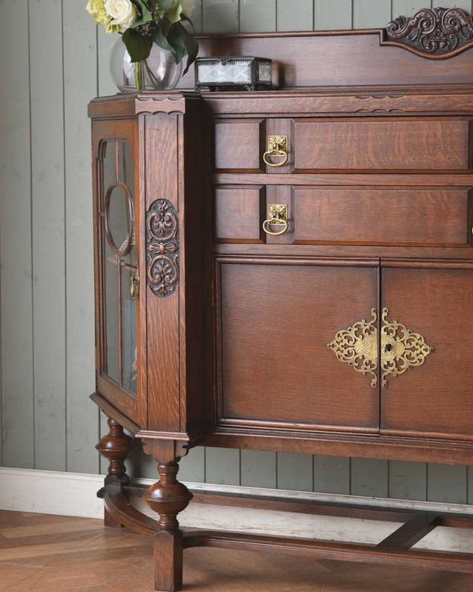 サイドボード アンティーク家具 ガラスの扉も付いた、英国のめずらしいアンティークサイドボード。やっぱり魅力は英国らしい彫まだ機械が発達していない時代に、こんなに堅い木材をどうやって加工したんだろう?って不思議になるくらい細かい彫。(q-1399-f)